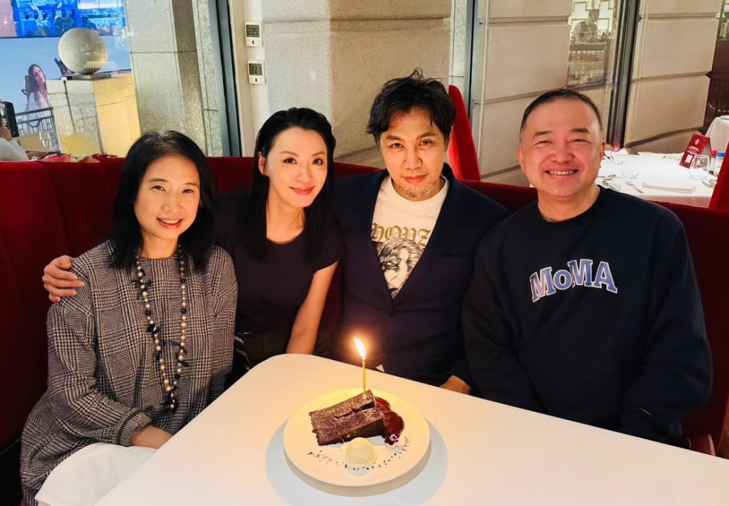 陳煒夫婦與多位朋友聚餐,場面熱鬧。