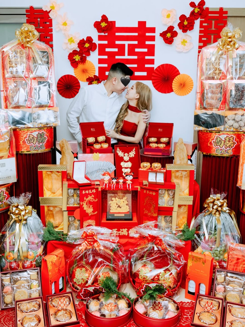 譚嘉儀與未婚夫在「囍」字前甜蜜親吻。
