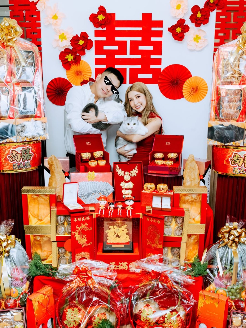 一對準新人抱著愛貓拍攝溫馨的「全家福」,場面有愛。