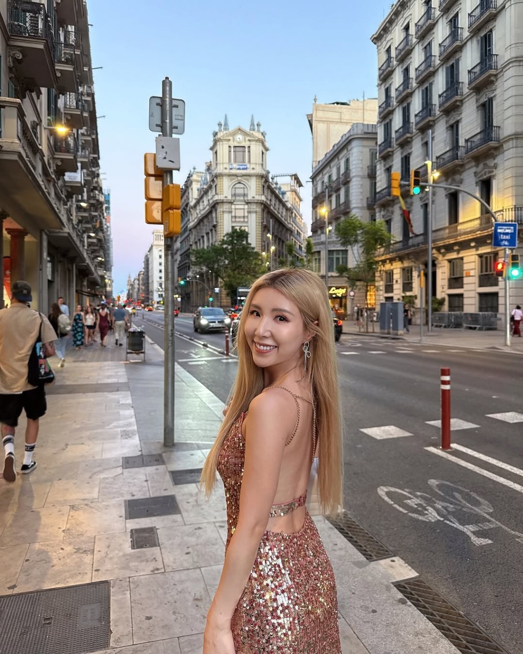 譚嘉儀大晒玉背。