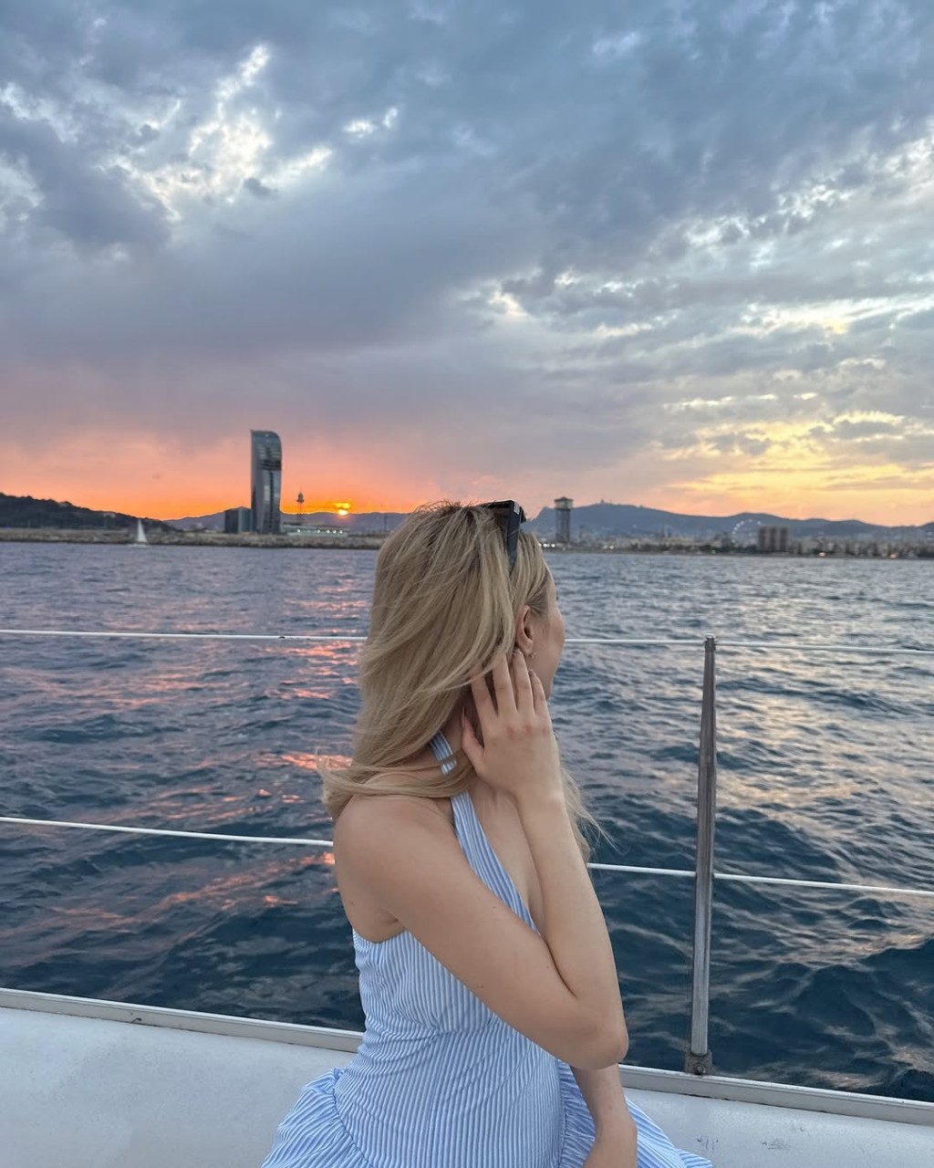 譚嘉儀睇日落。