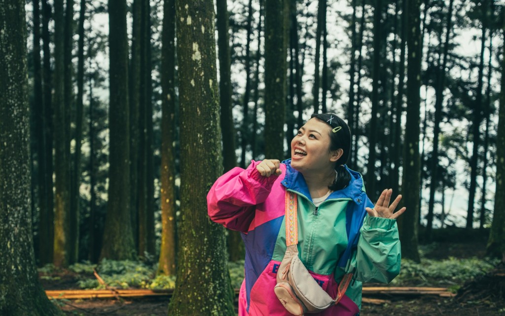 渡邊直美將山林小徑當成巨星紅毯，霸氣登場。