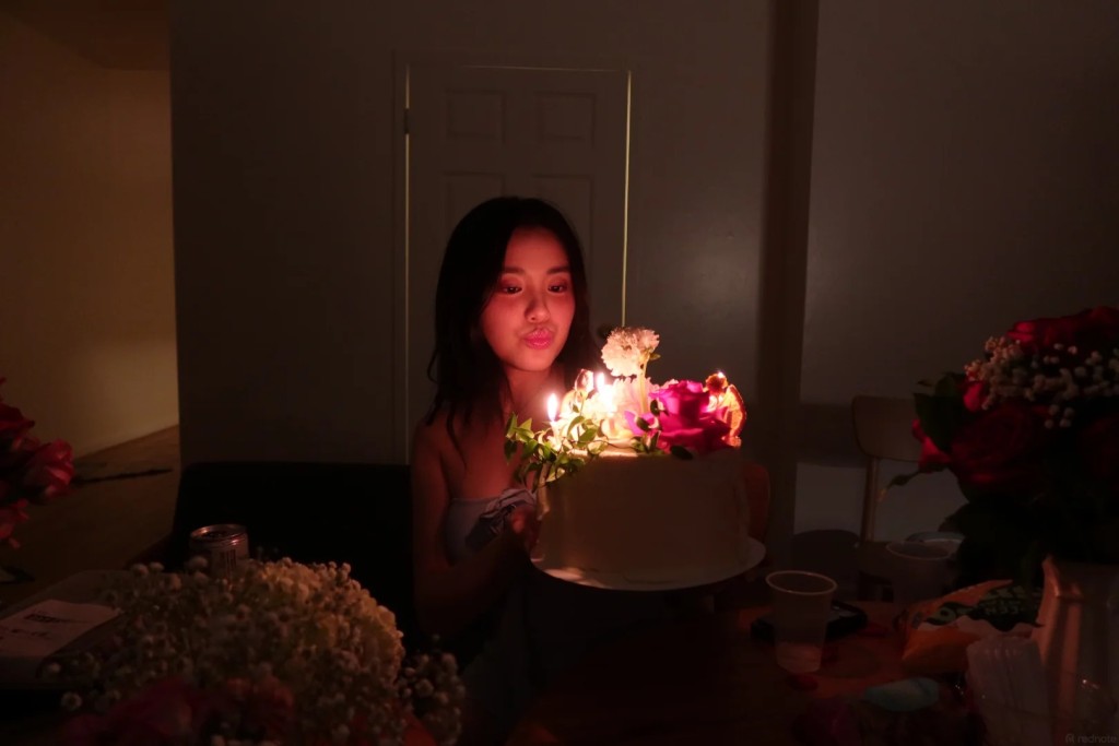 姚焯菲嘟嘴吹熄生日蠟燭,性感中帶點甜美。