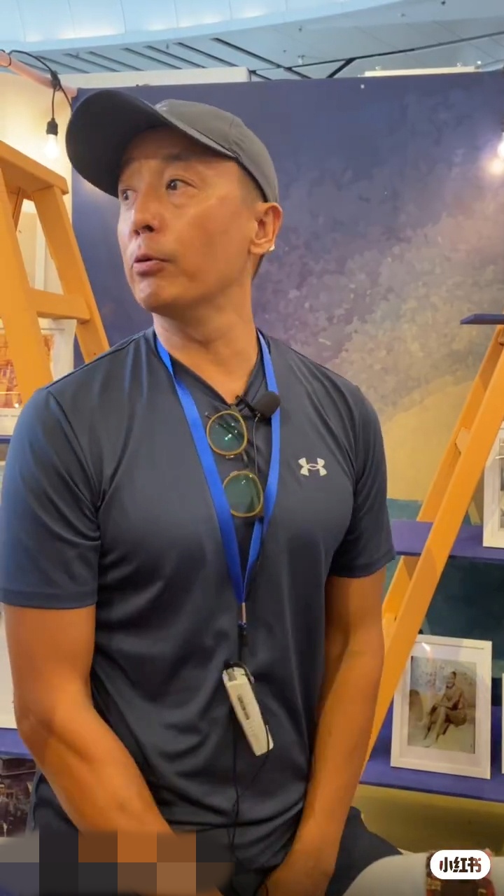 莫家堯以一身運動裝現身鍾景輝紀念展覽，身形健碩。