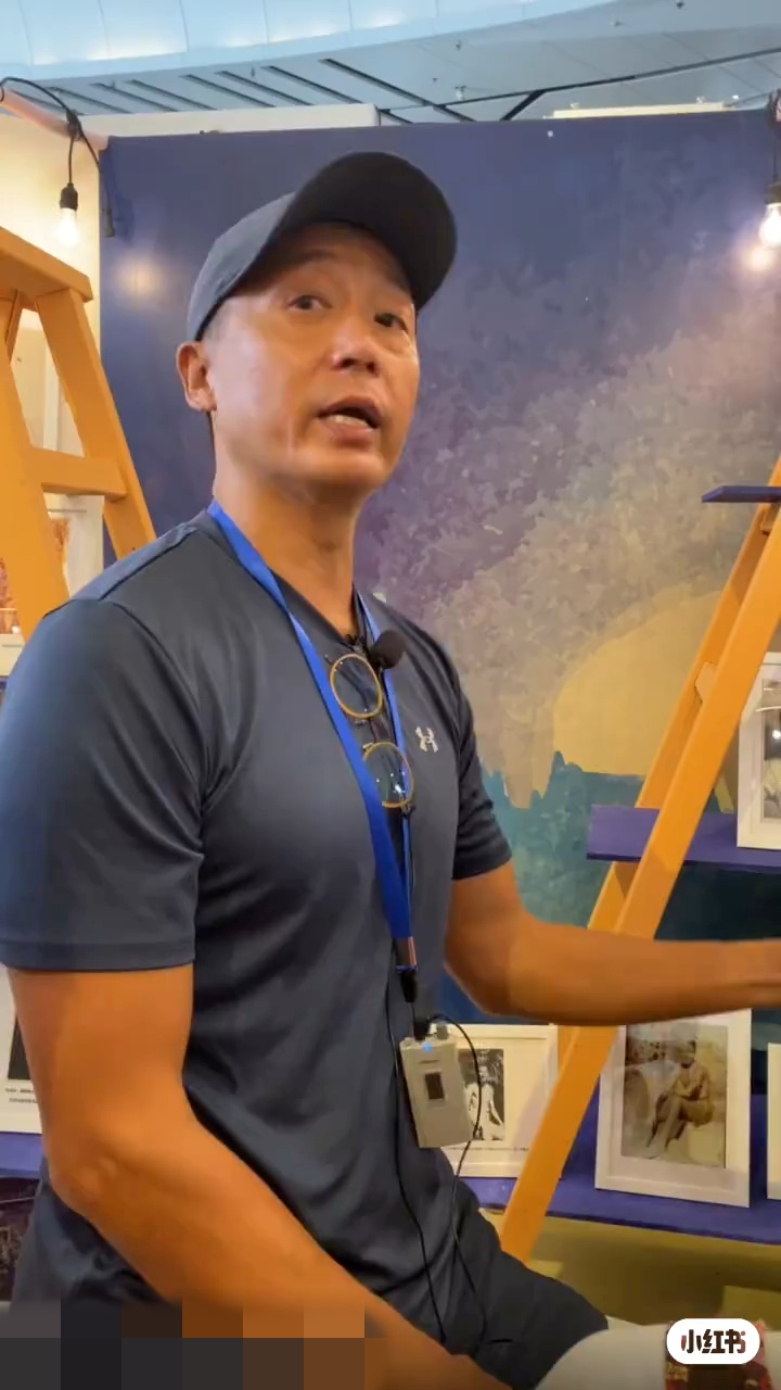 莫家堯在展覽中擔任導賞，講解鍾景輝的戲劇歷程。