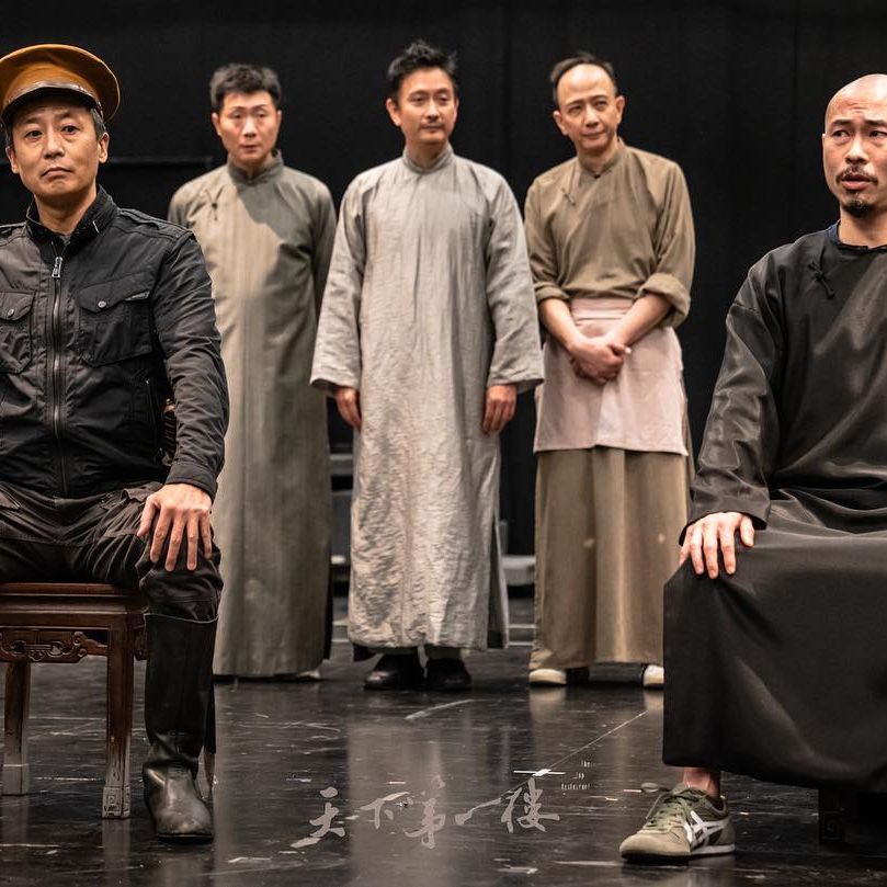 莫家堯（左）於2022年12月罕有地為舞台劇《天下第一樓》客串演出。