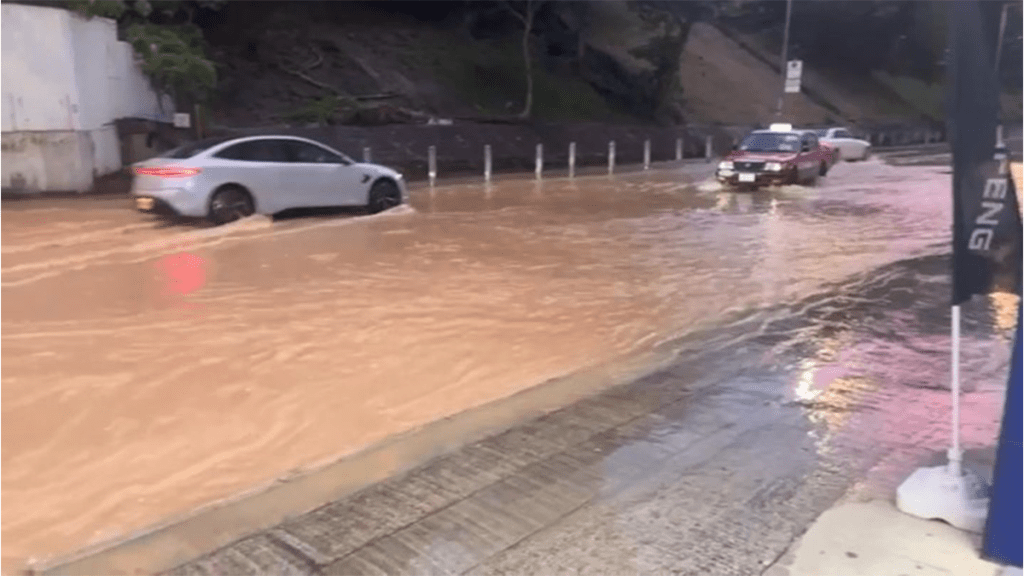葵涌大連排道食水管爆裂 黃泥水淹路面致交通受阻