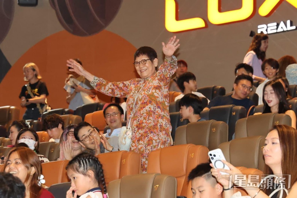 周媽媽精神很好,更大方地向在場傳媒揮手,成為全場焦點。