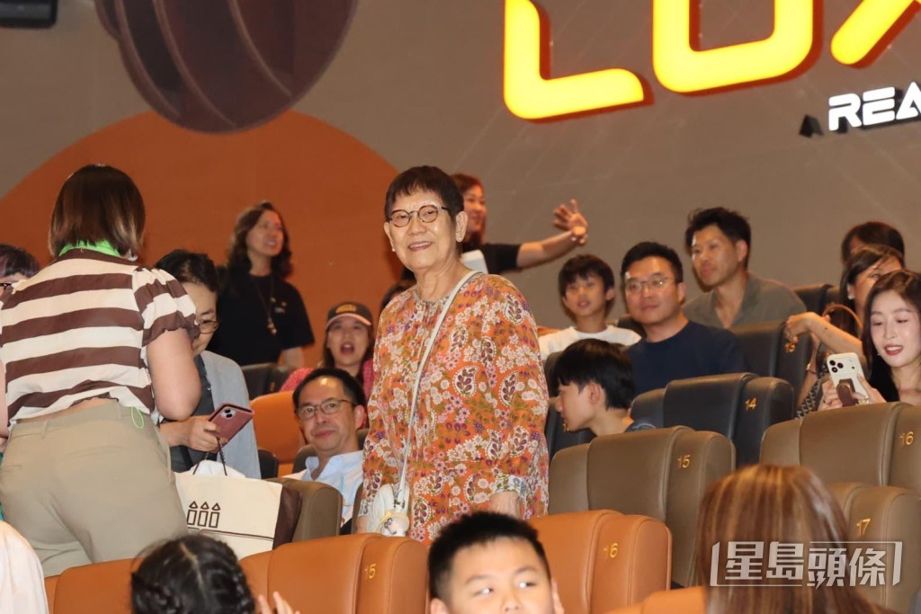 全晚最驚喜的彩蛋,莫過於周星馳的媽媽凌寶兒親自到場支持兒子。