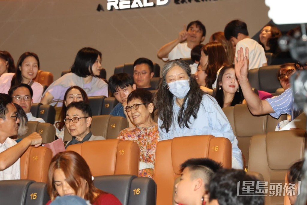 家姐周文姬(戴口罩女士)亦有現身支持弟弟。