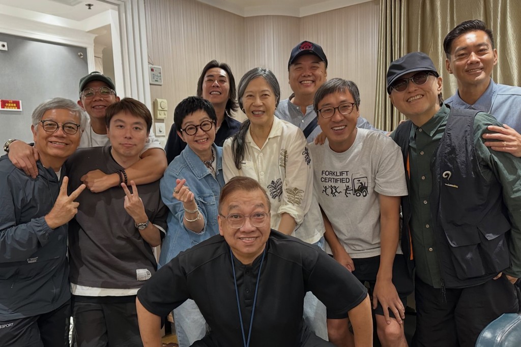 周星馳的家姐周文姬(中,穿白衣者)亦有出席聚會。