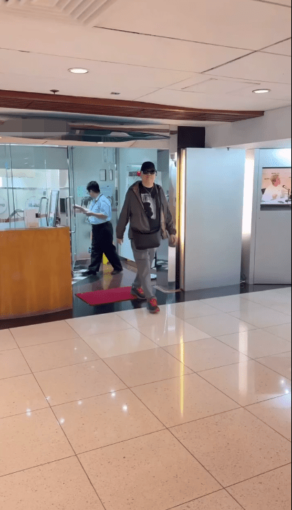 近日有網民在紅磡見到蔡楓華，指他精神奕奕，衣著樸素貼地。