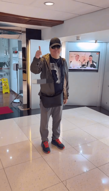 蔡楓華大方舉起拇指，神情顯得相當愉快。