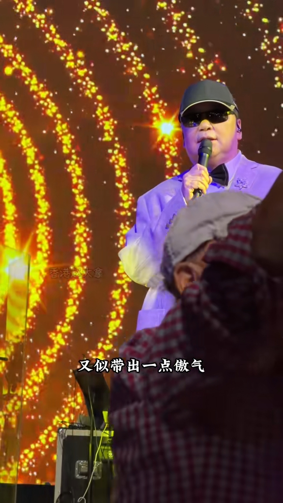 蔡楓華發福後的身形，與年輕時的情歌王子形象對比鮮明。