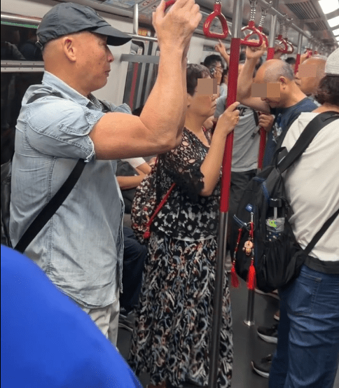 網民日前在港鐵車廂內遇見魚頭允，見他精神與身材狀態都極佳。