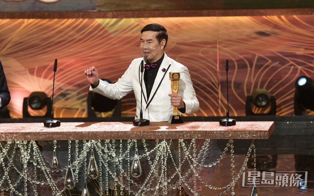 白彪憑《香港愛情故事》於萬千星輝頒獎禮奪得「最佳男配角」獎項。