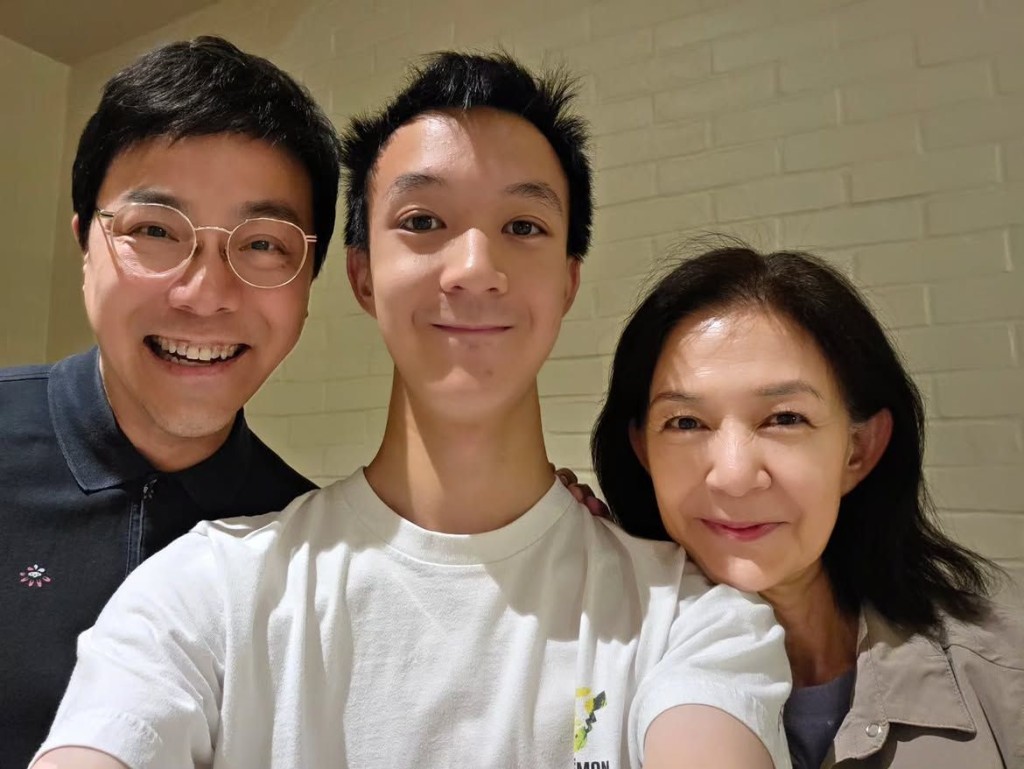 潘芳芳的兒子Queston(中)已是大學二年級學生。