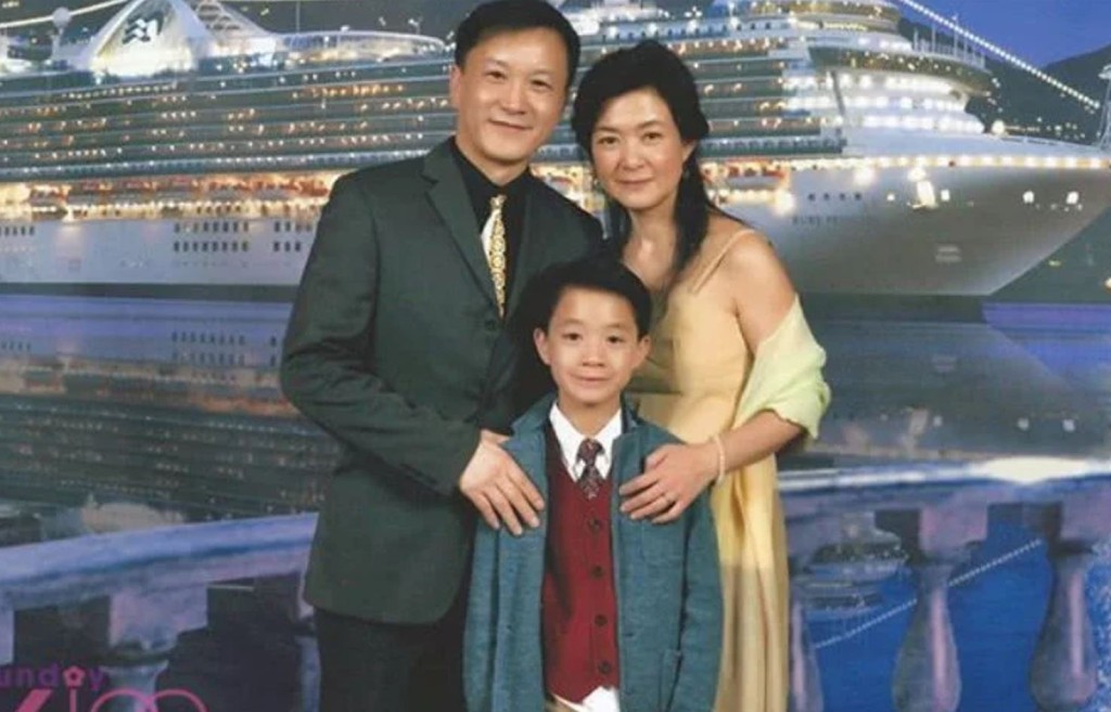 2006年,43歲的潘芳芳剖腹產下兒子陳健御(Queston)。