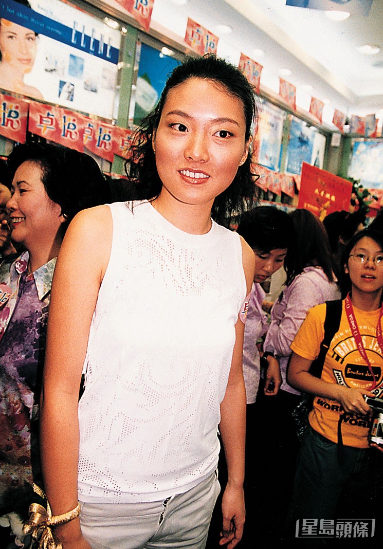 與潘芳芳分手後,黃子華在夜店認識模特兒劉婉君(Sharis)並開始交往。