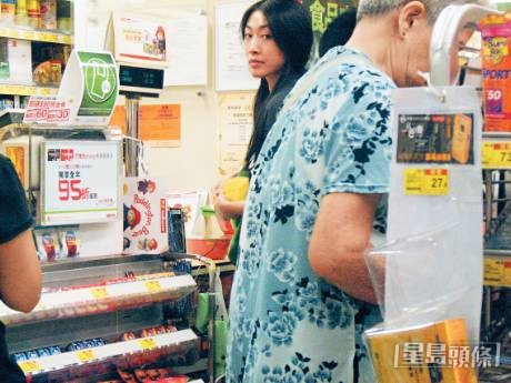 2002年,黃子華與年輕16歲、被指似關詠荷的化妝師溫安妮(Annie)戀愛。