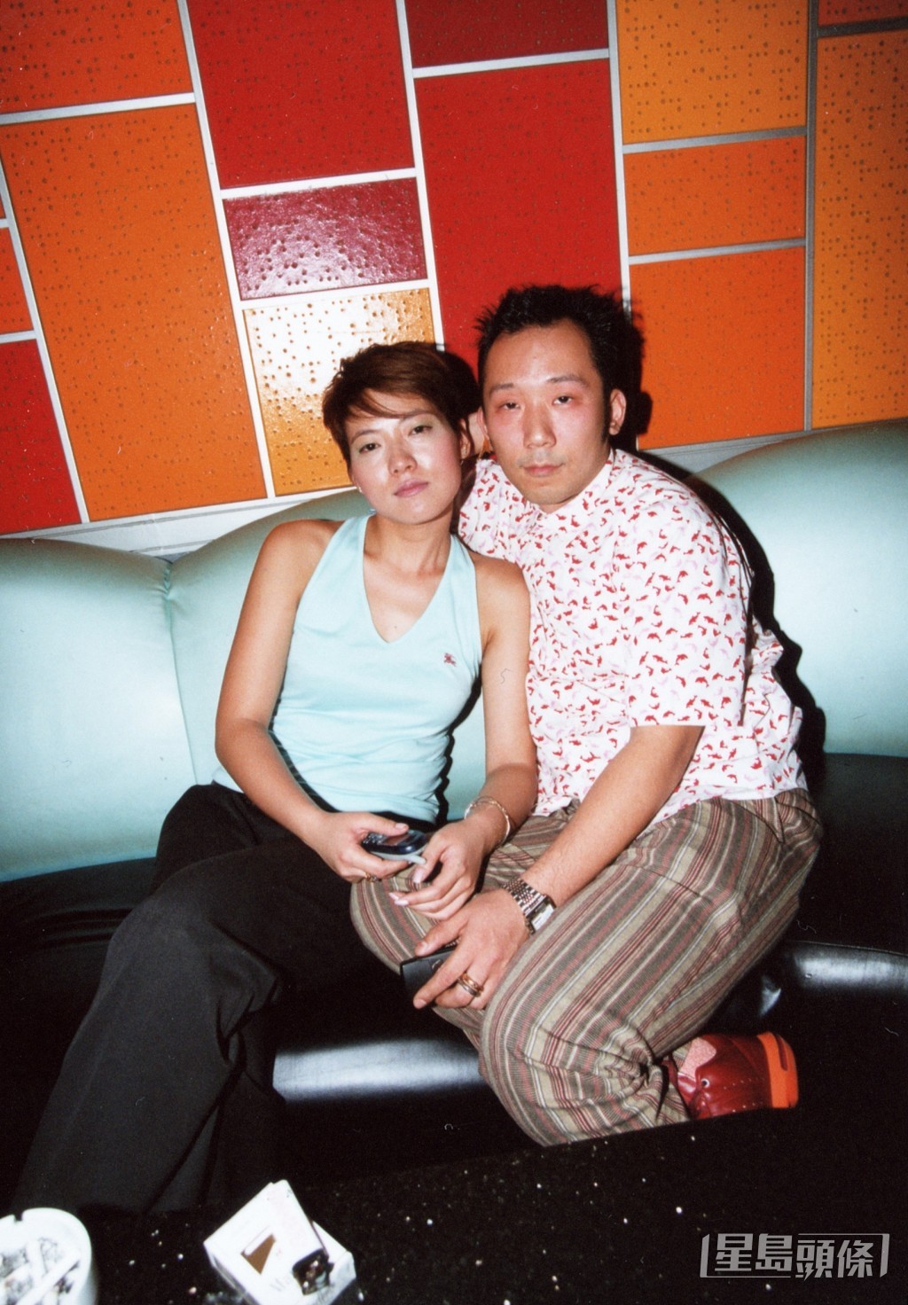 2002年,劉婉君(Sharis)與未婚夫Bosco一同出席婚紗晚裝活動。