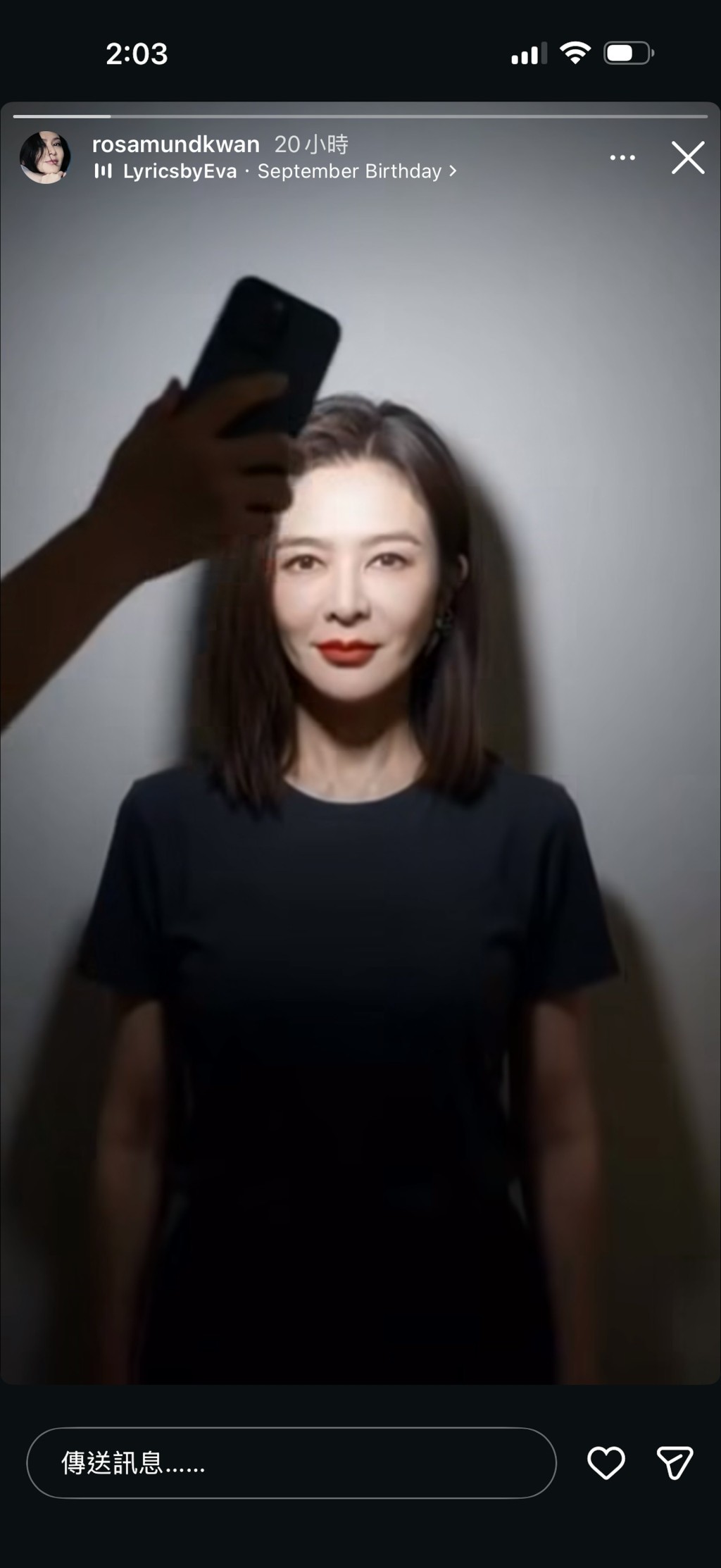 關之琳面對360度強光直射面容。