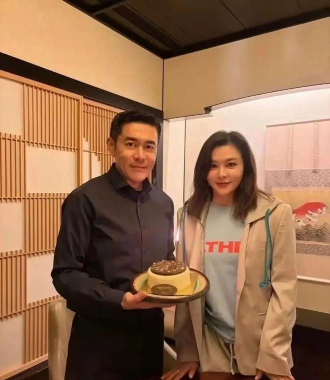 關之琳早前與弟弟關世華慶生,兩姊弟難得合照,關世華外型有型。