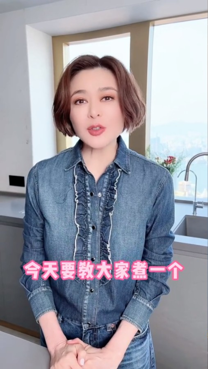 關之琳不時在其豪宅內拍攝抖音短片。