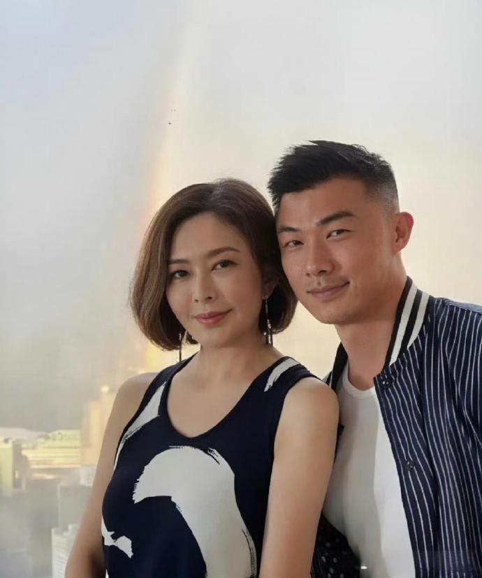 傳聞兩人在認識後數天內頻密見面,感情迅速發展。