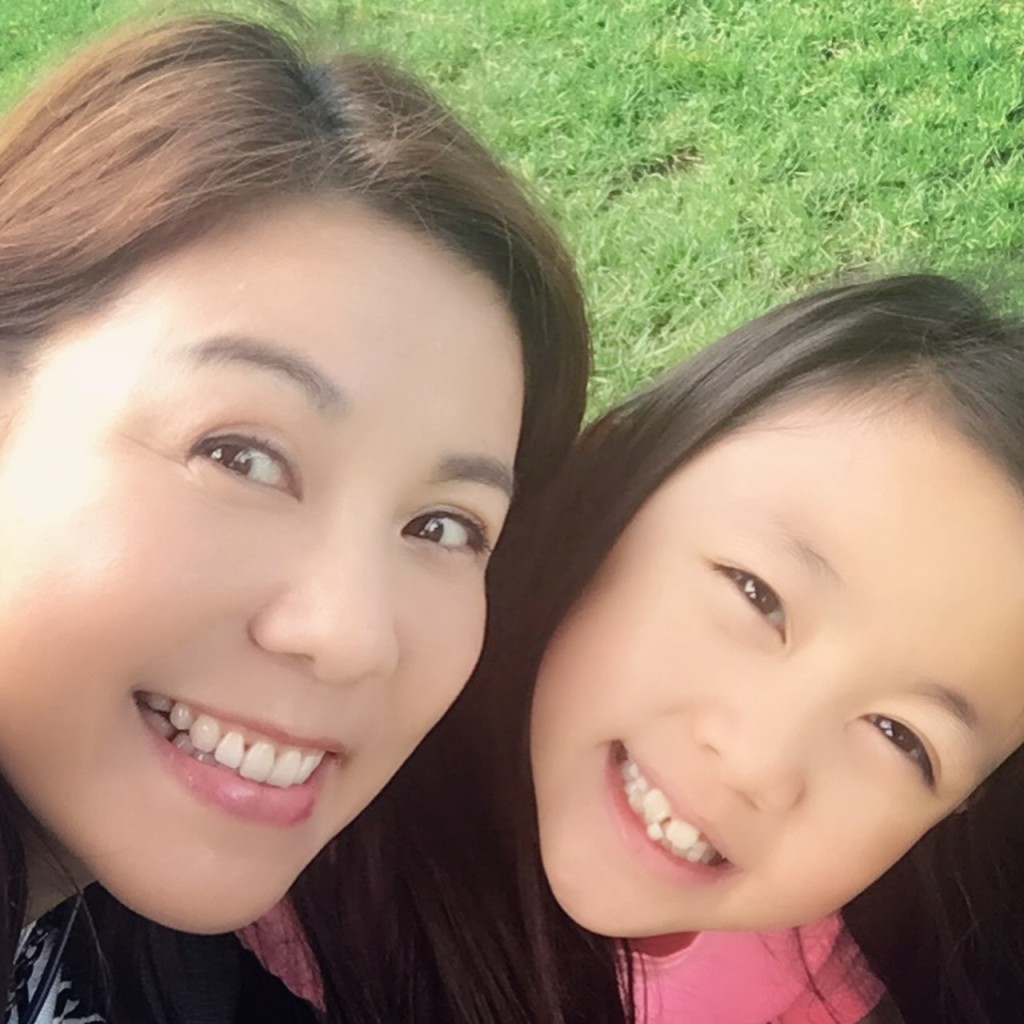 劉美娟與女兒外貌宛如餅印。