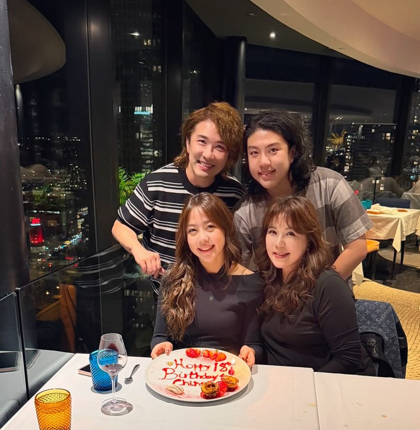 劉美娟一家為小女兒慶祝生日。