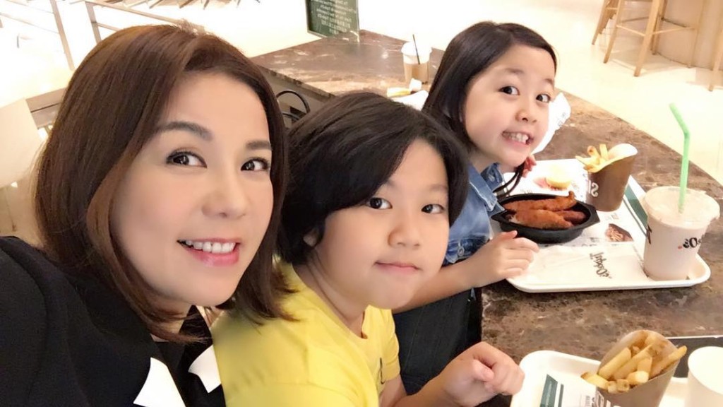 劉美娟的女兒張日晴擁有語言天份。