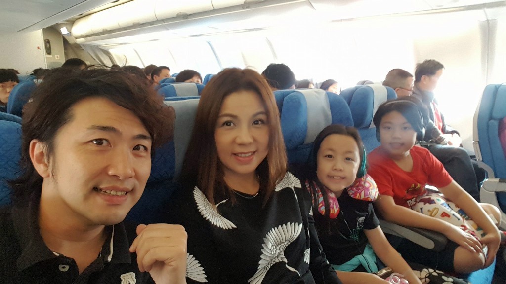 子女在學校時會雙手僵硬、面紅,不敢說話,後來夫婦帶他們見心理醫生。