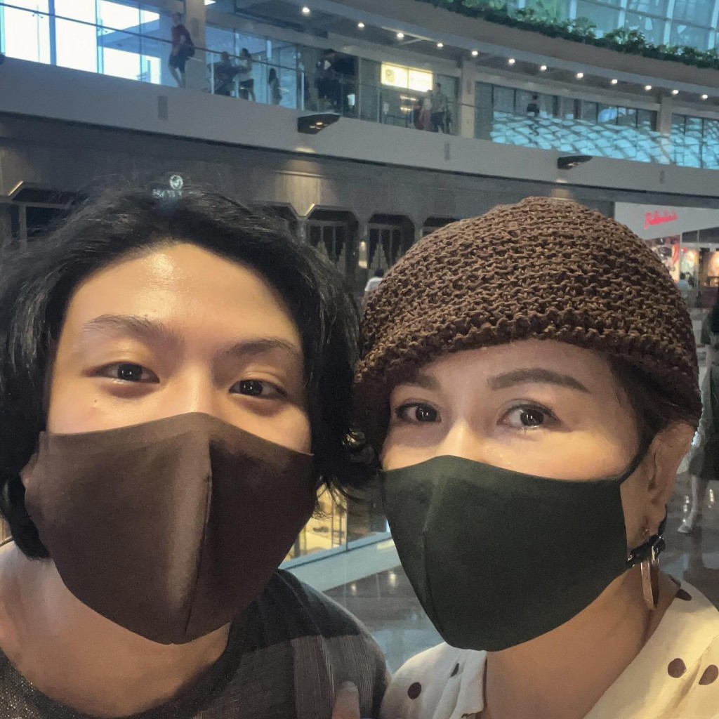 劉美娟曾與兒子一同到新加坡觀賞音樂劇。