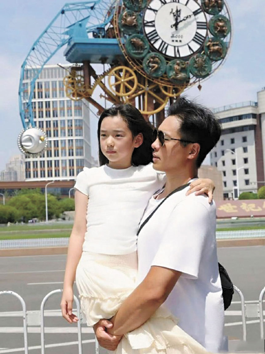 他和女兒小酒窩。網上圖片
