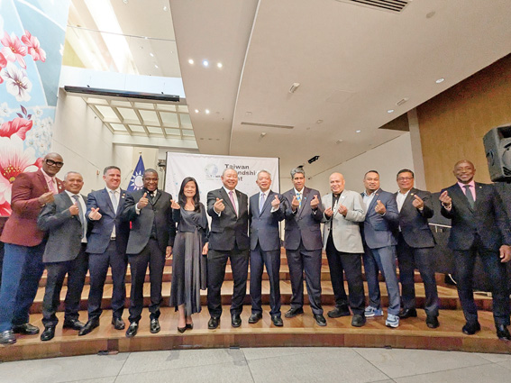 駐美代表俞大㵢夫婦及紐約經文處處長李志強「台灣友誼之夜」酒會與友邦國代表合照。