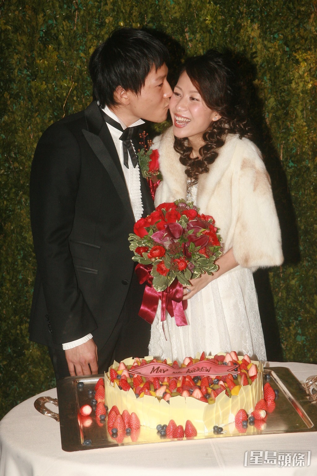 2006年，鄺文珣與圈外男友應毅烽結束四年愛情長跑，在灣仔一間五星級酒店設宴34席。