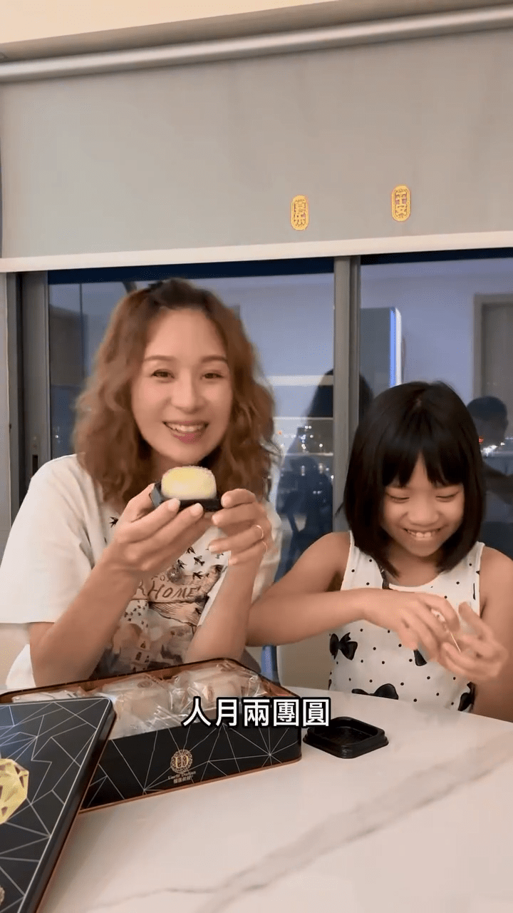 凍齡媽媽鄺文珣與女兒Chesney手舉月餅，畫面正好寓意人月兩團圓。