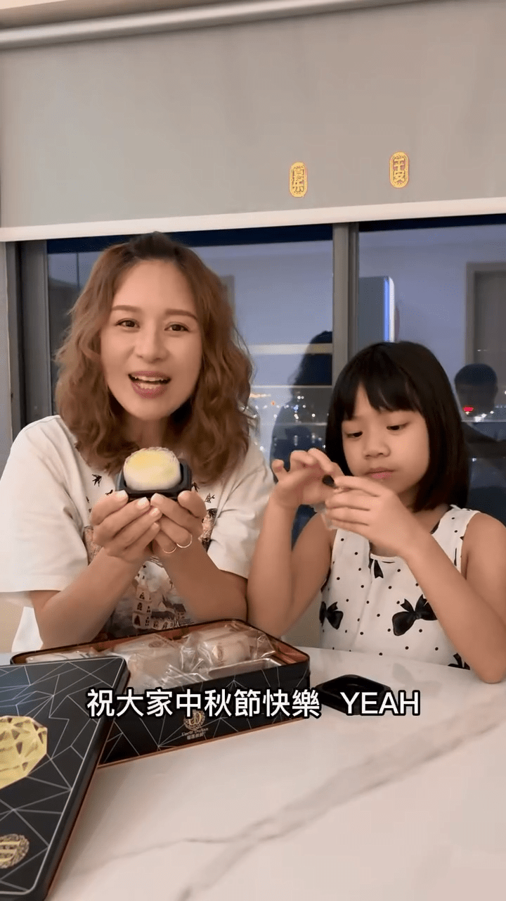 鄺文珣與女兒Chesney向鏡頭送上中秋祝福，母女感情深厚。