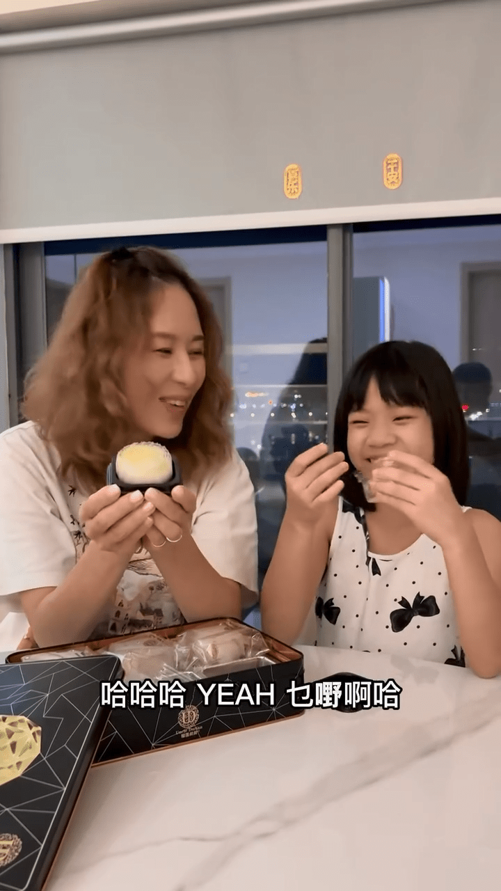 鄺文珣與女兒Chesney對著鏡頭開懷大笑，母女互動充滿樂趣。
