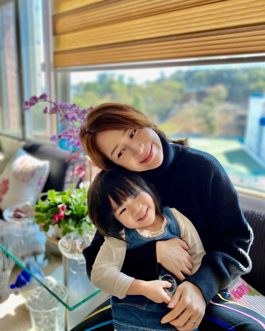 鄺文珣當年屬高齡生育女兒。