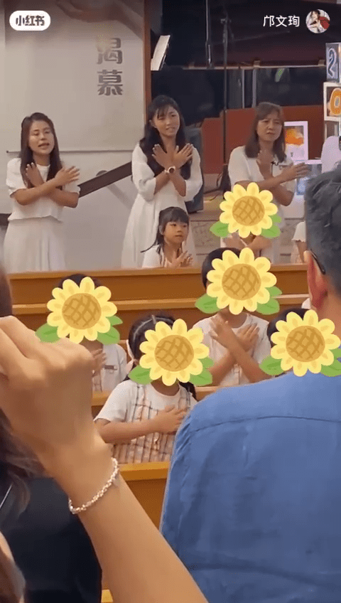 女兒Chesney與同學們一起合唱表演。