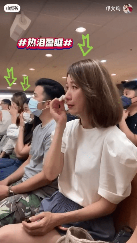 台下的鄺文珣感動落淚，但身旁的爸爸們則顯得較為冷靜。