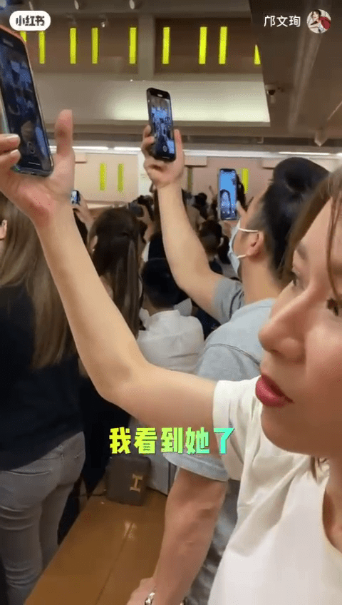 身為廿四孝媽媽的鄺文珣，全程用手機記錄女兒每個重要時刻。