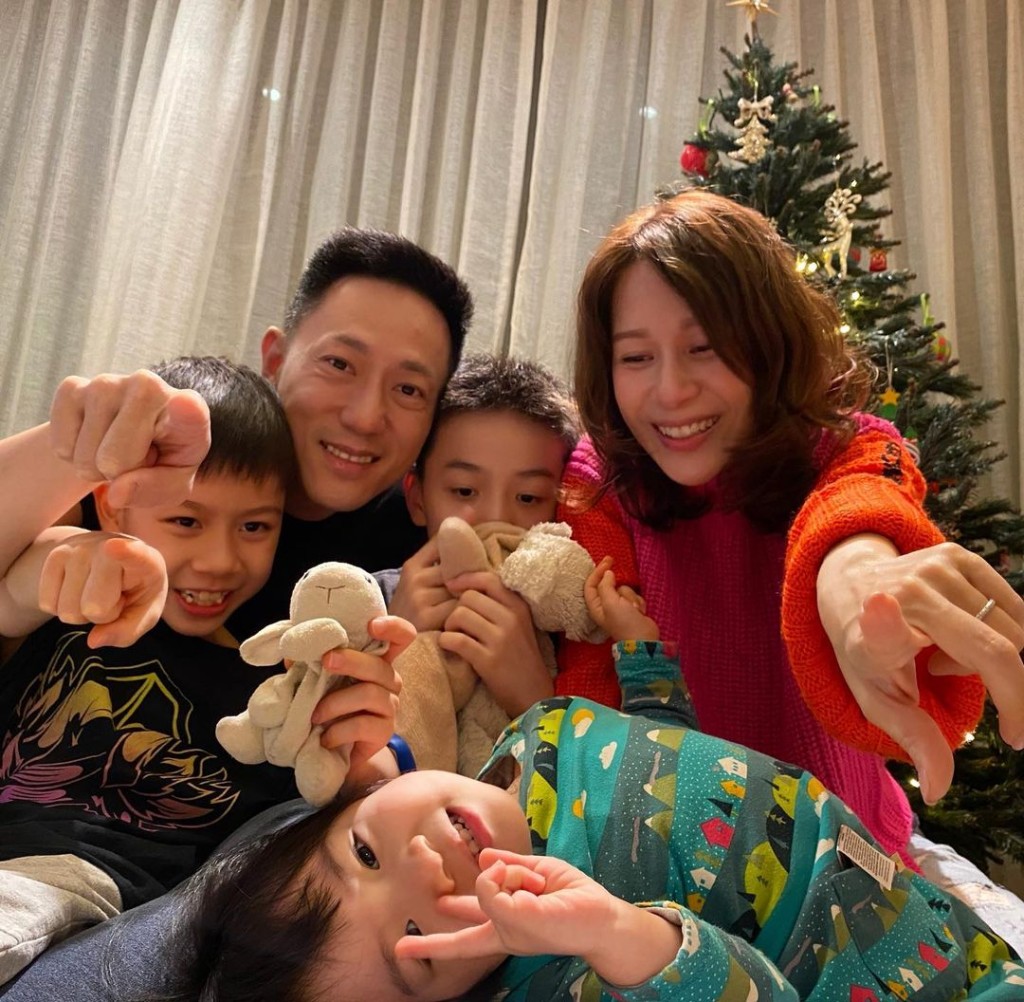 鄺文珣曾在聖誕節於家中客廳拍攝全家福。