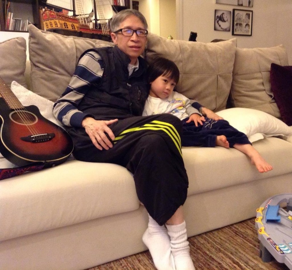 鄺文珣家中擺放了一張大型沙發。