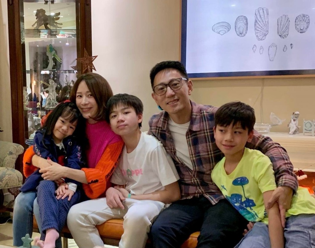 鄺文珣一家五口生活美滿。