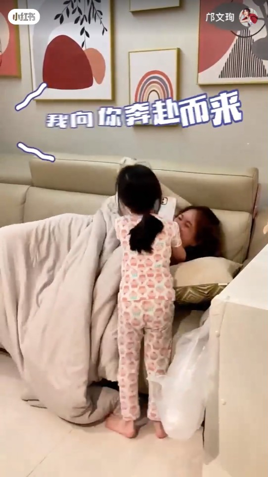 母女二人感情親密。