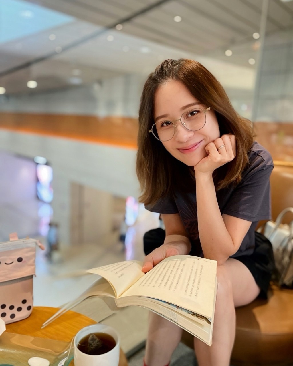 即使年近半百，鄺文珣仍散發少女氣息。