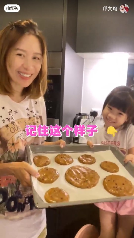她經常與女兒一起製作美食。